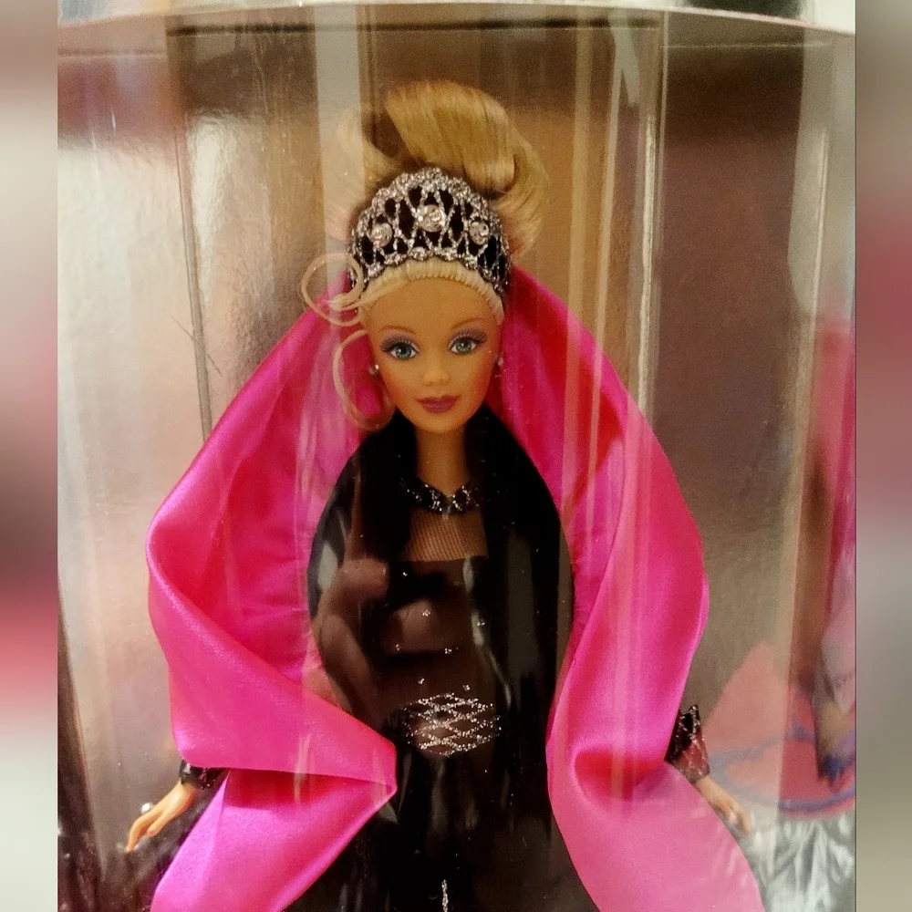 1998 Happy Holidays Special Edition Barbie Doll from Mattel. Rare Misprint